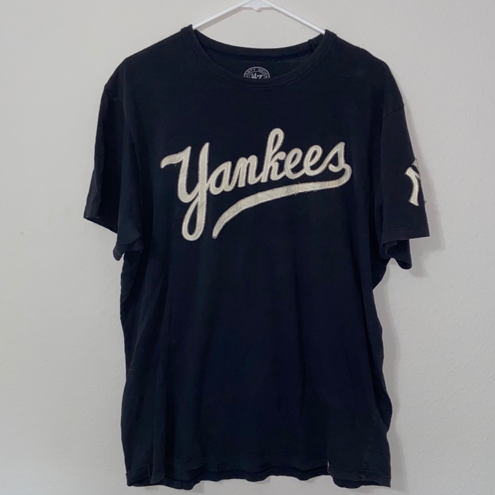 Yankees Navy tee.... Size L